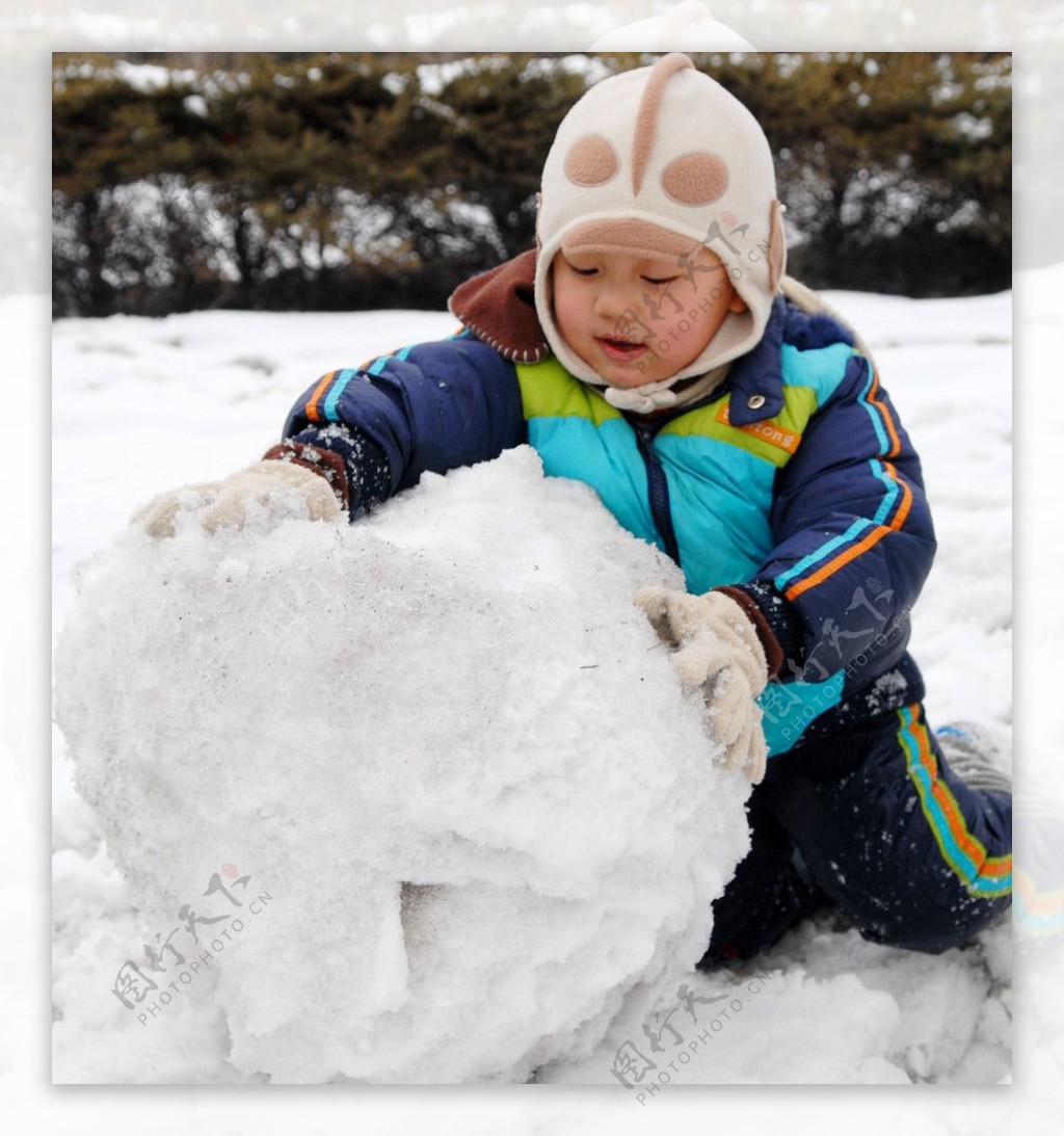 滚雪球的小男孩图片