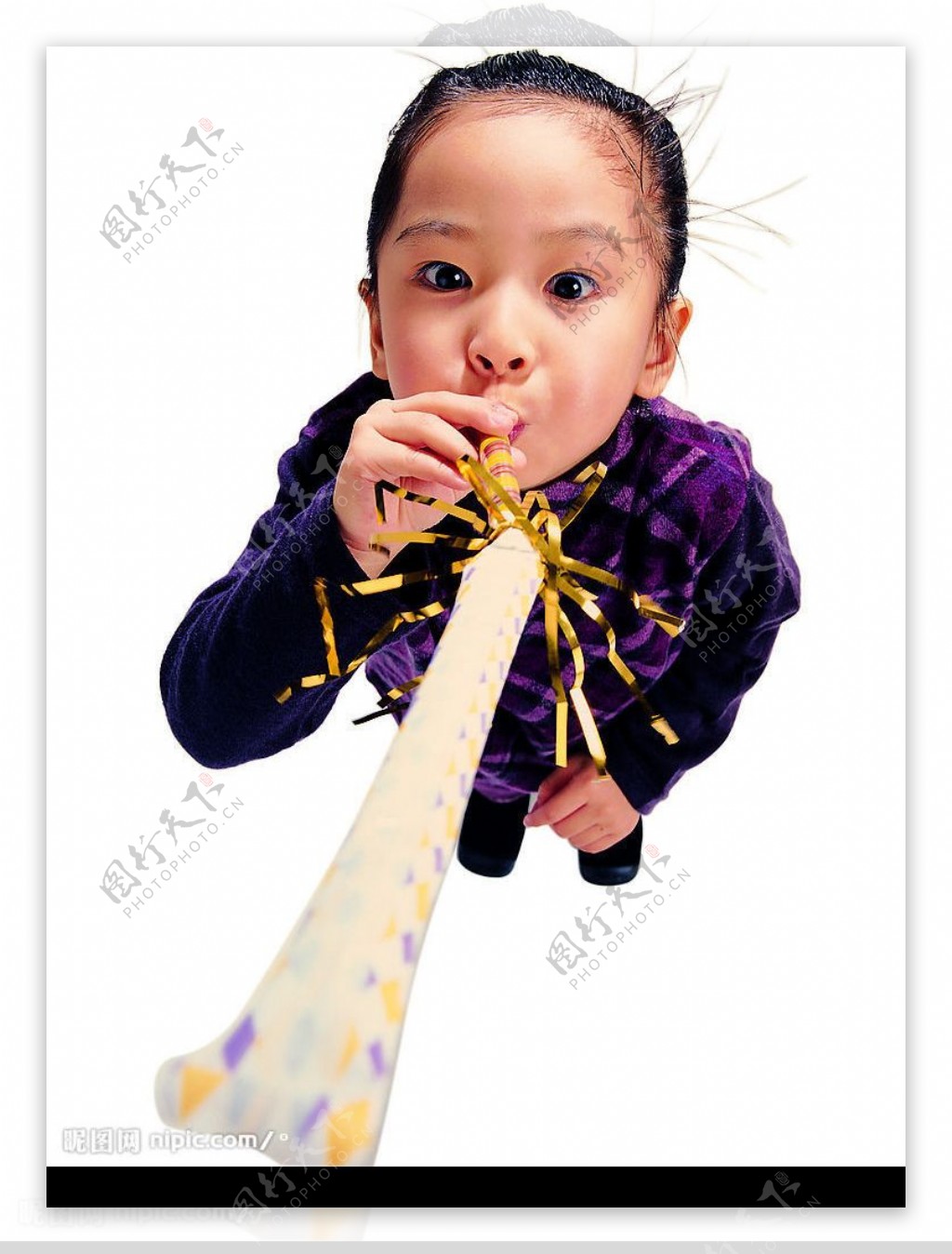吹玩具的可爱女孩图片
