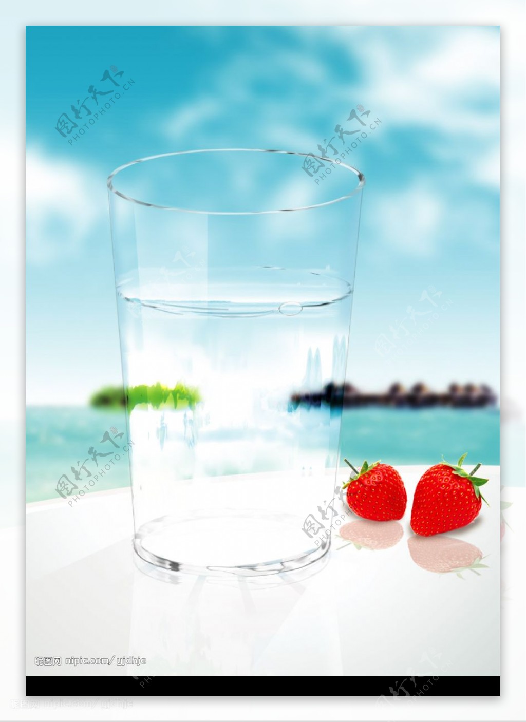 透明的一杯水图片