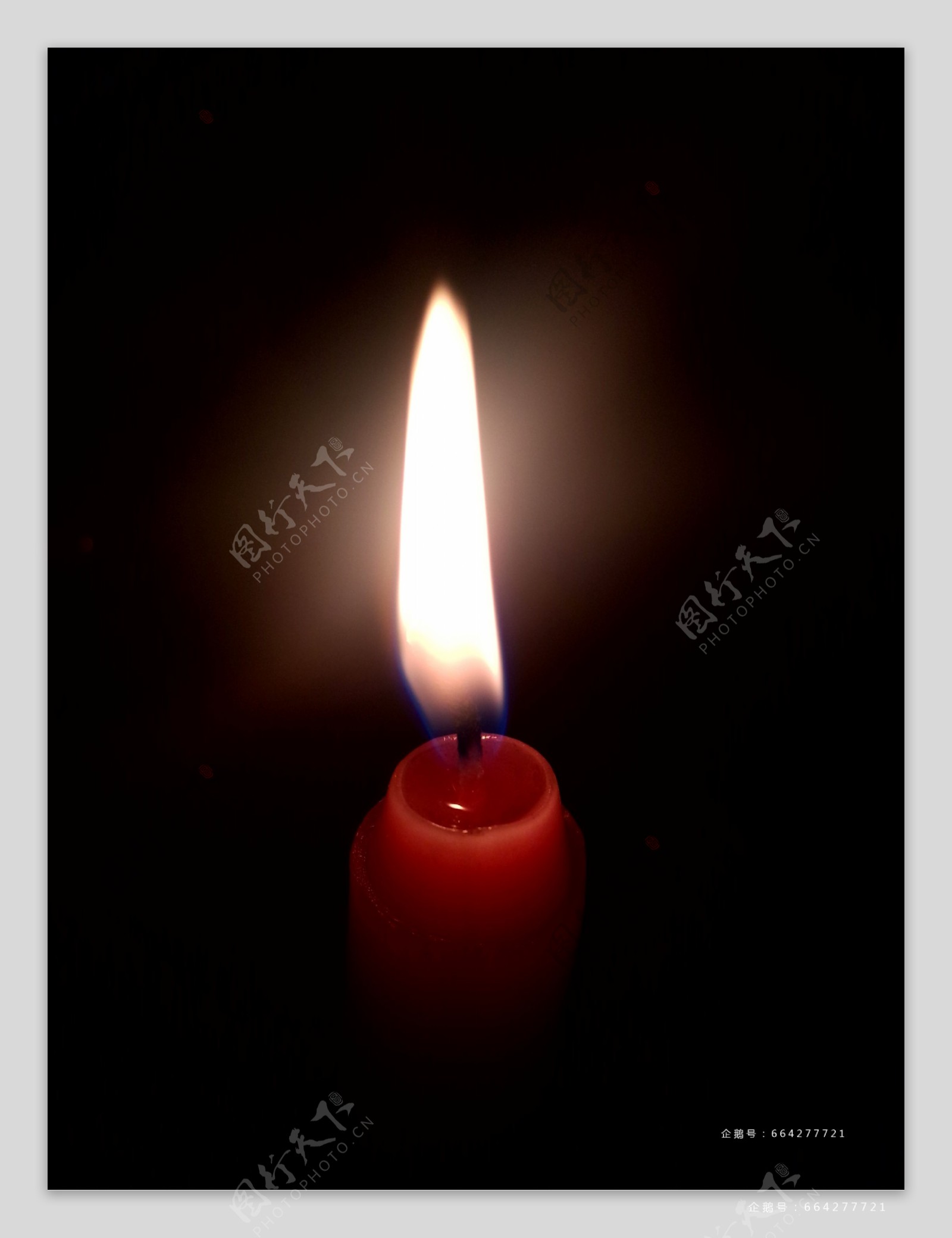 黑暗中的红色蜡烛