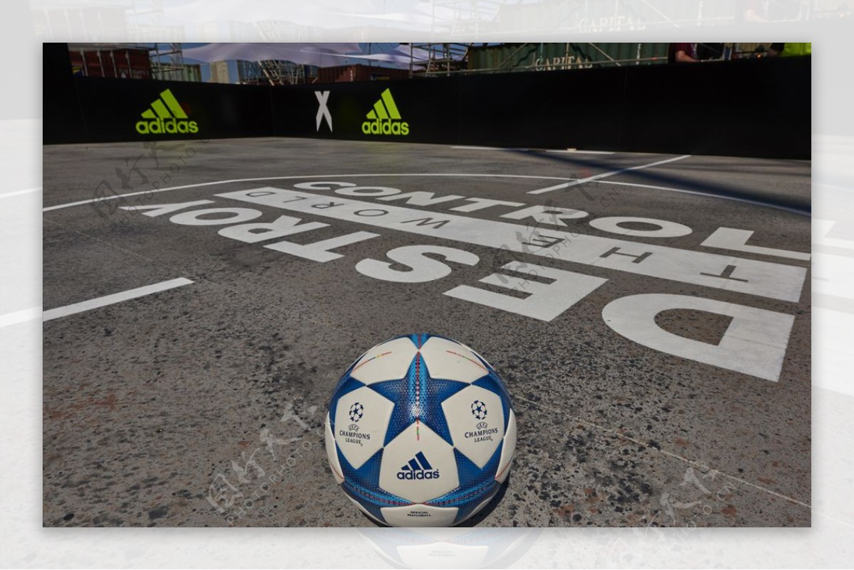 ADIDAS欧冠比赛用球广告
