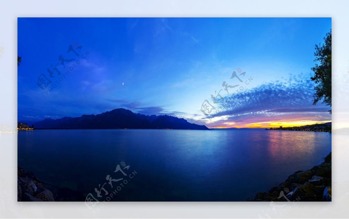 山间湖泊唯美的黄昏景色