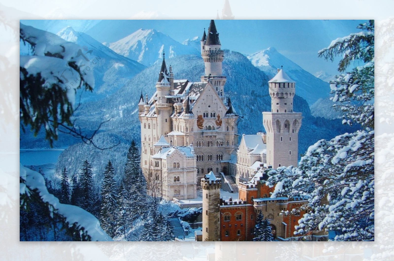 冬天雪山上漂亮的城堡