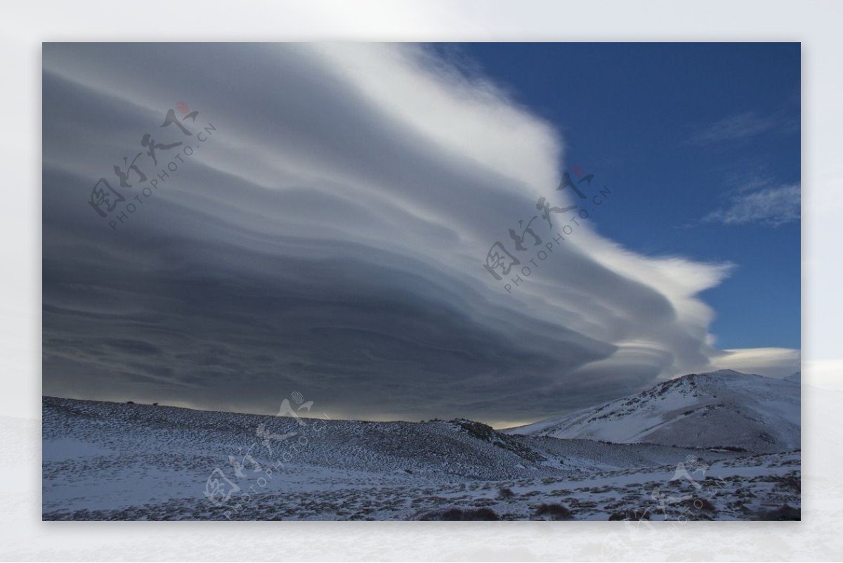 低空云雪景