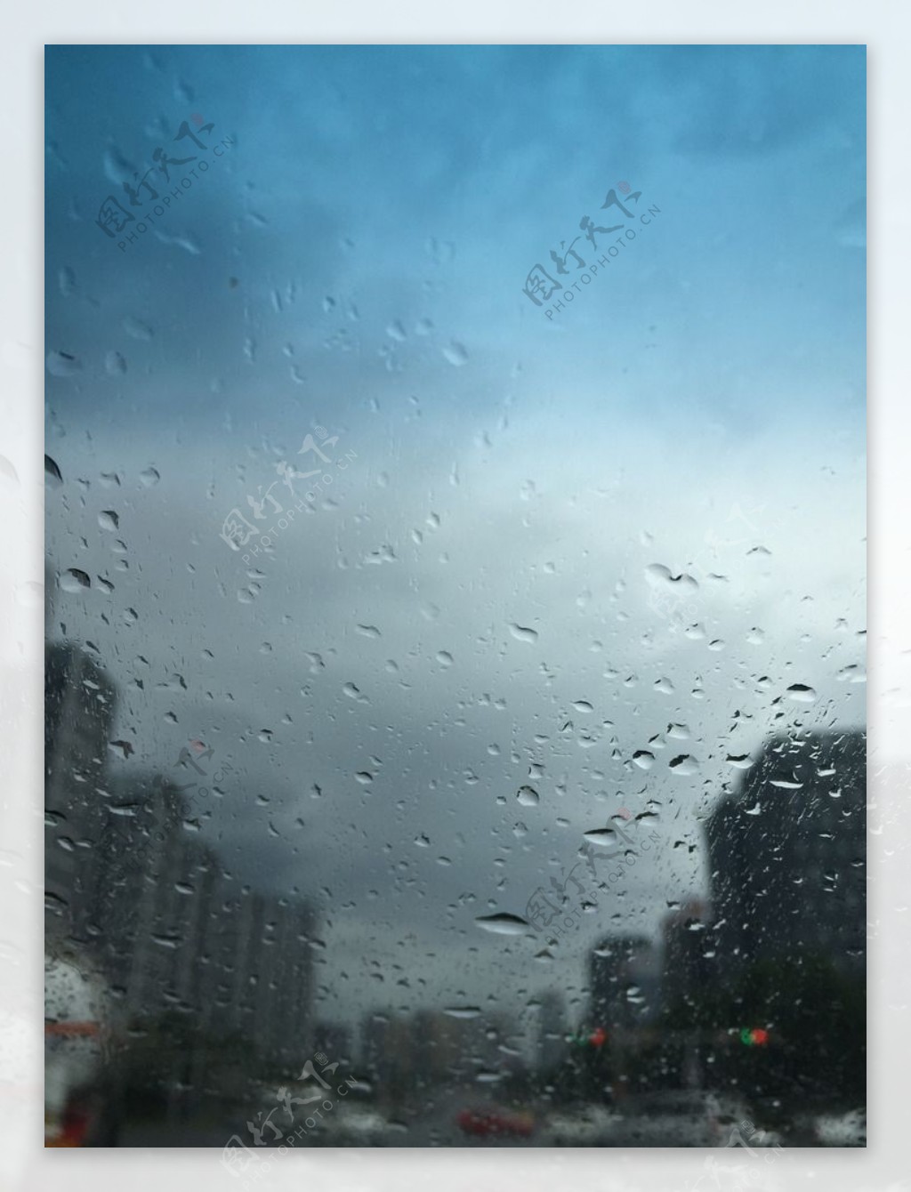 雨中城市