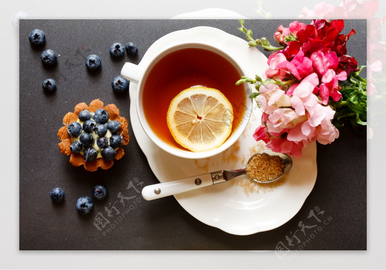 水果茶与鲜花