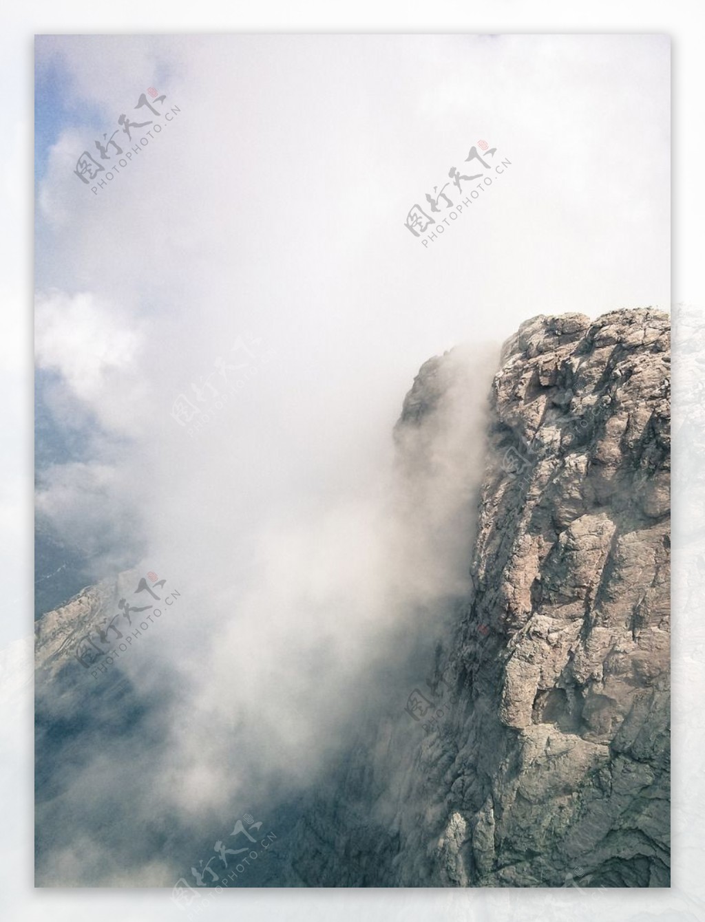 云雾缭绕中的巍峨高山