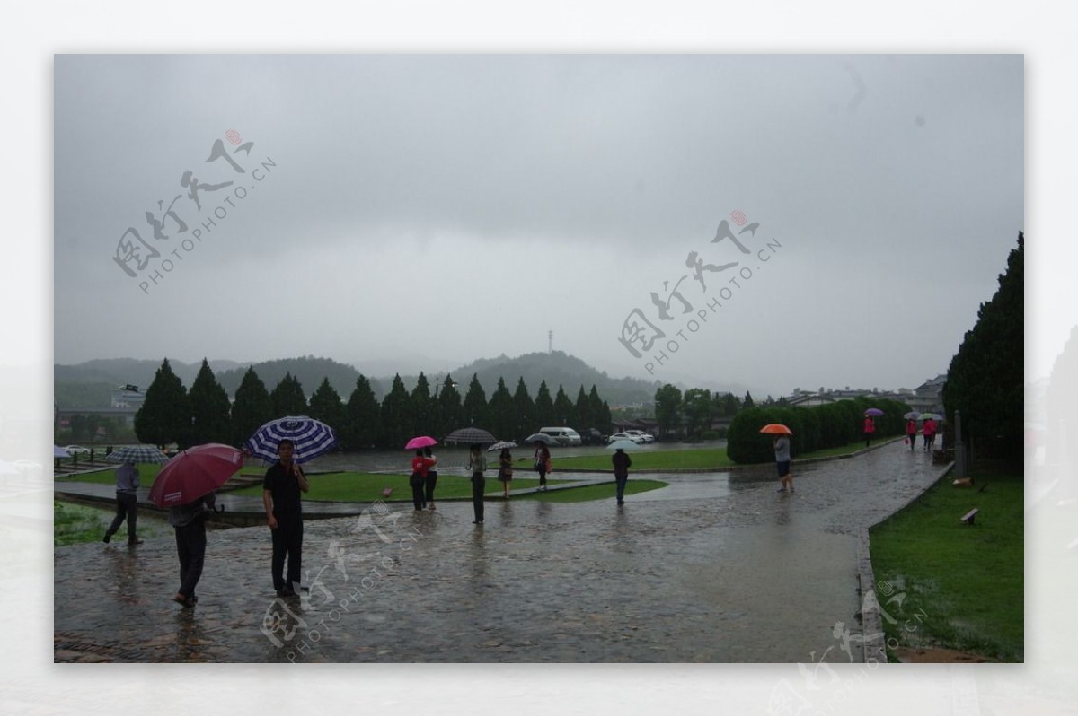 雨天游客