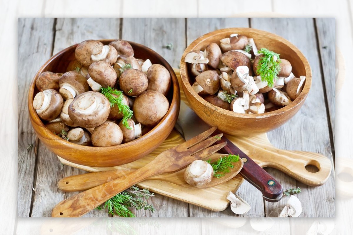 木碗里的蘑菇