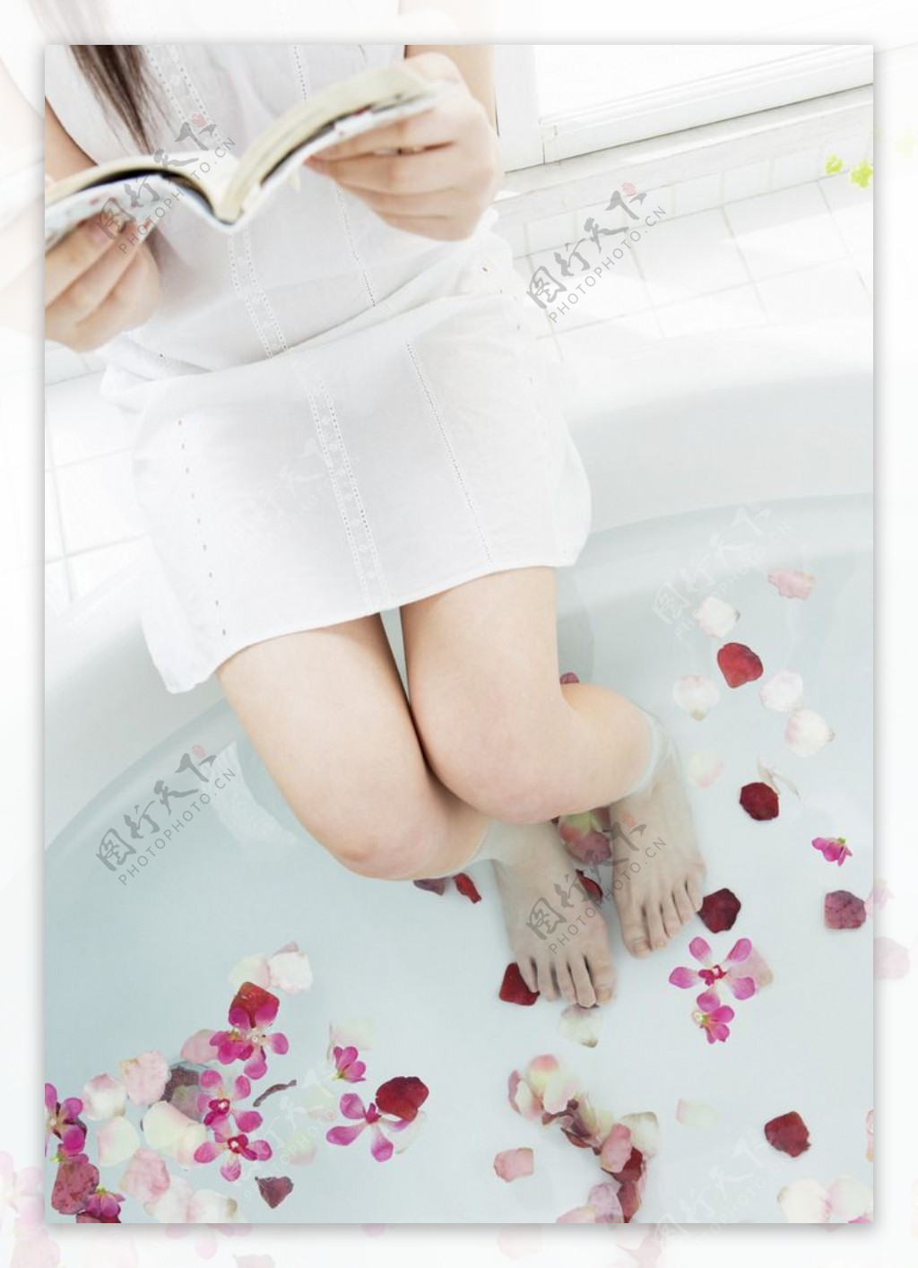 ผู้หญิงสวยอาบน้ำระหว่างวัน พื้นหลัง และรูปภาพสำหรับดาวน์โหลดฟรี - Pngtree