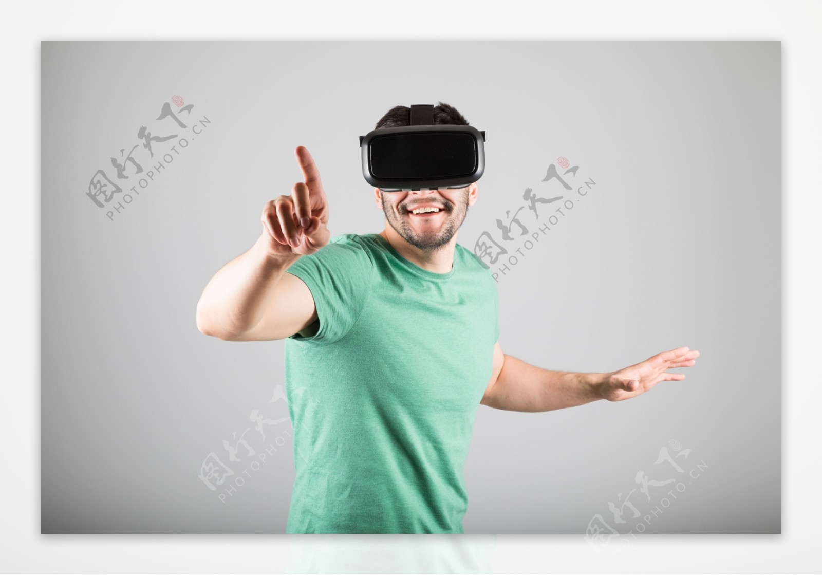 戴VR设备的时尚男士