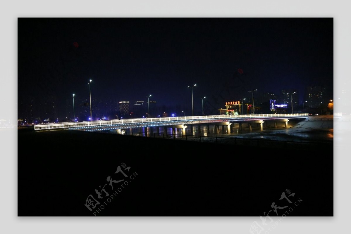 黑夜里的大桥