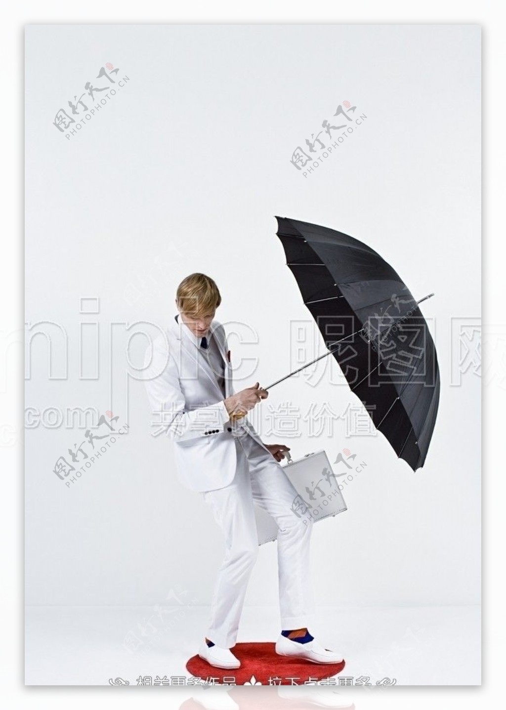 手持雨伞