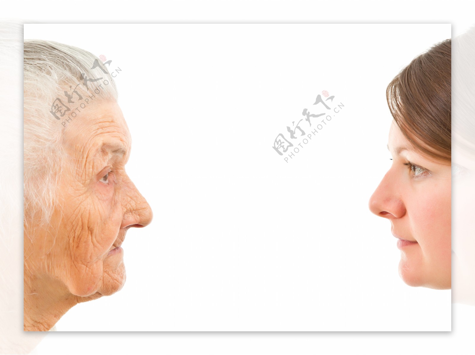 面对面的老人与女人图片