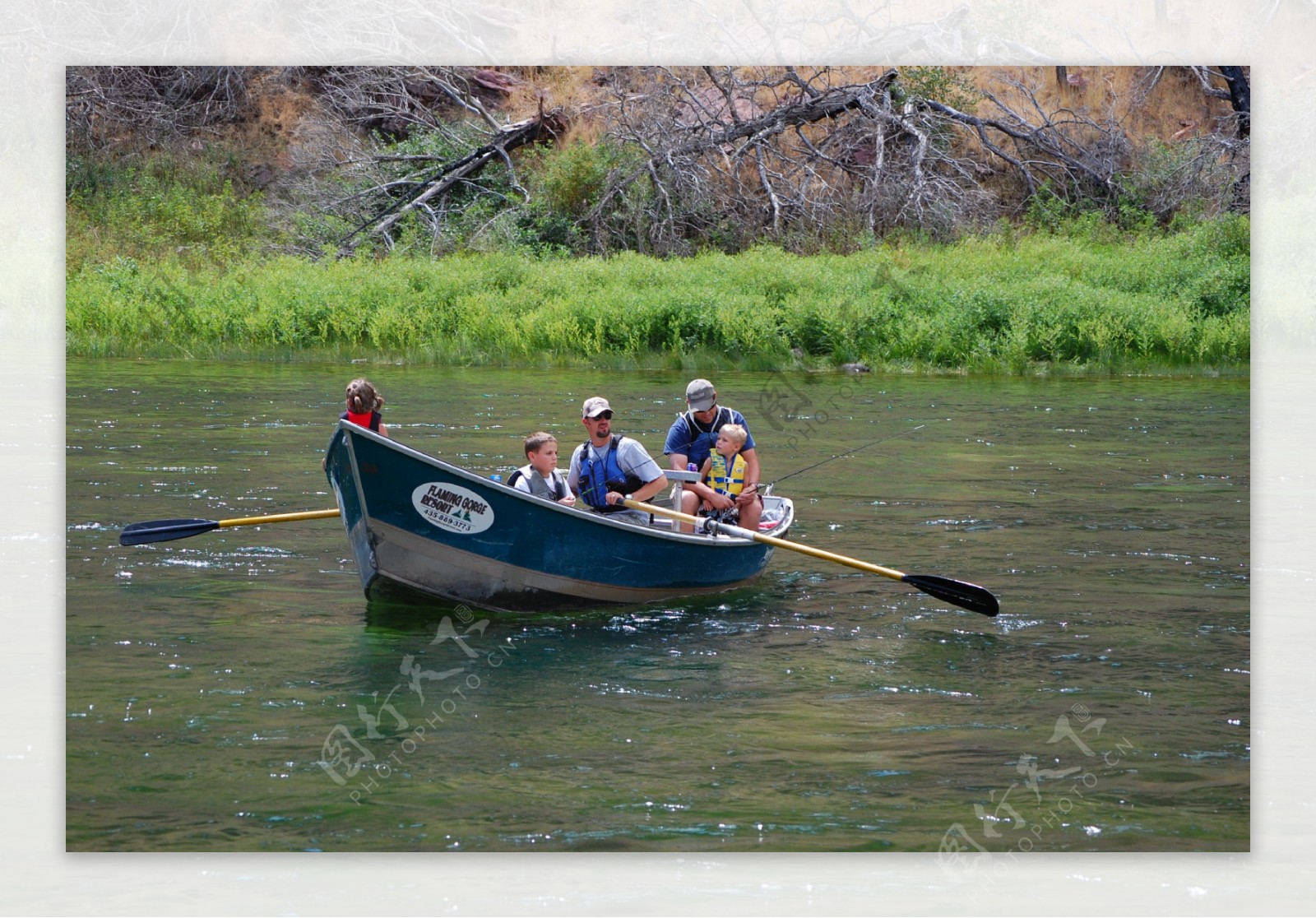 在河里划船的一家人