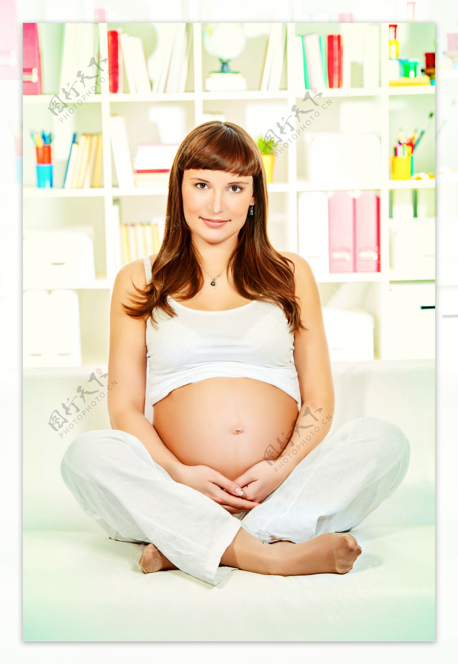 坐着的孕妇摄影图片