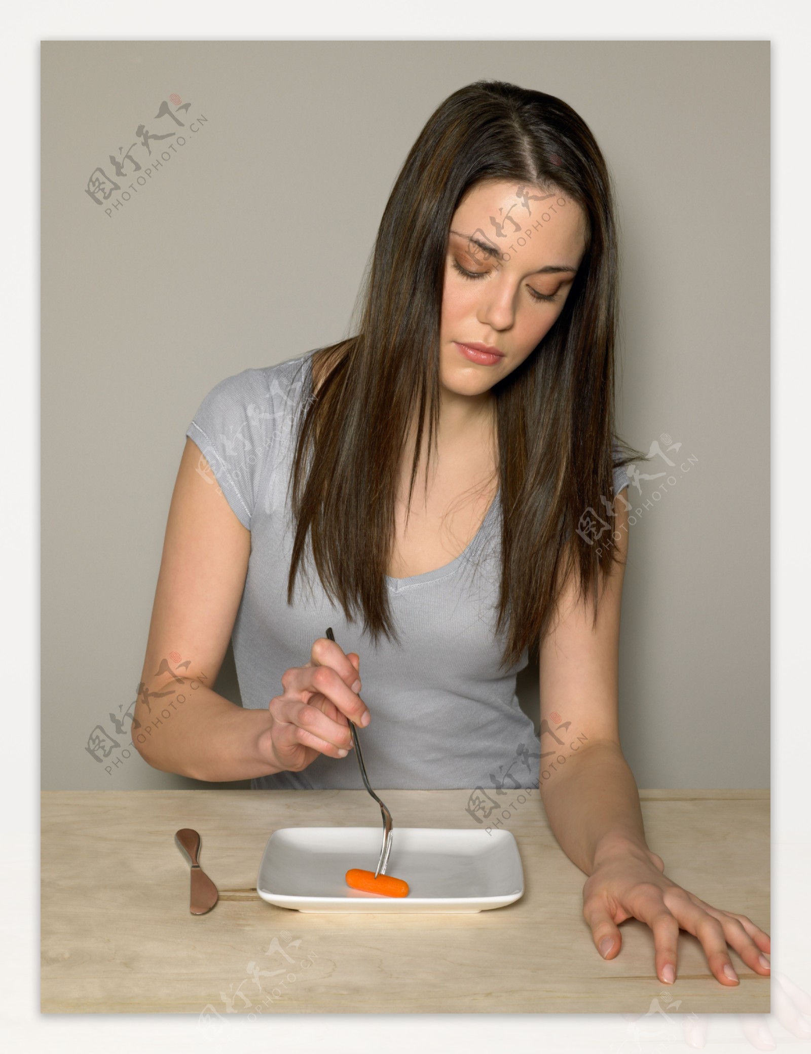 吃胡萝卜的长发外国美女图片