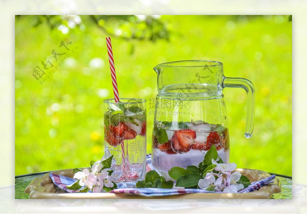 清除玻璃投手与水和草莓