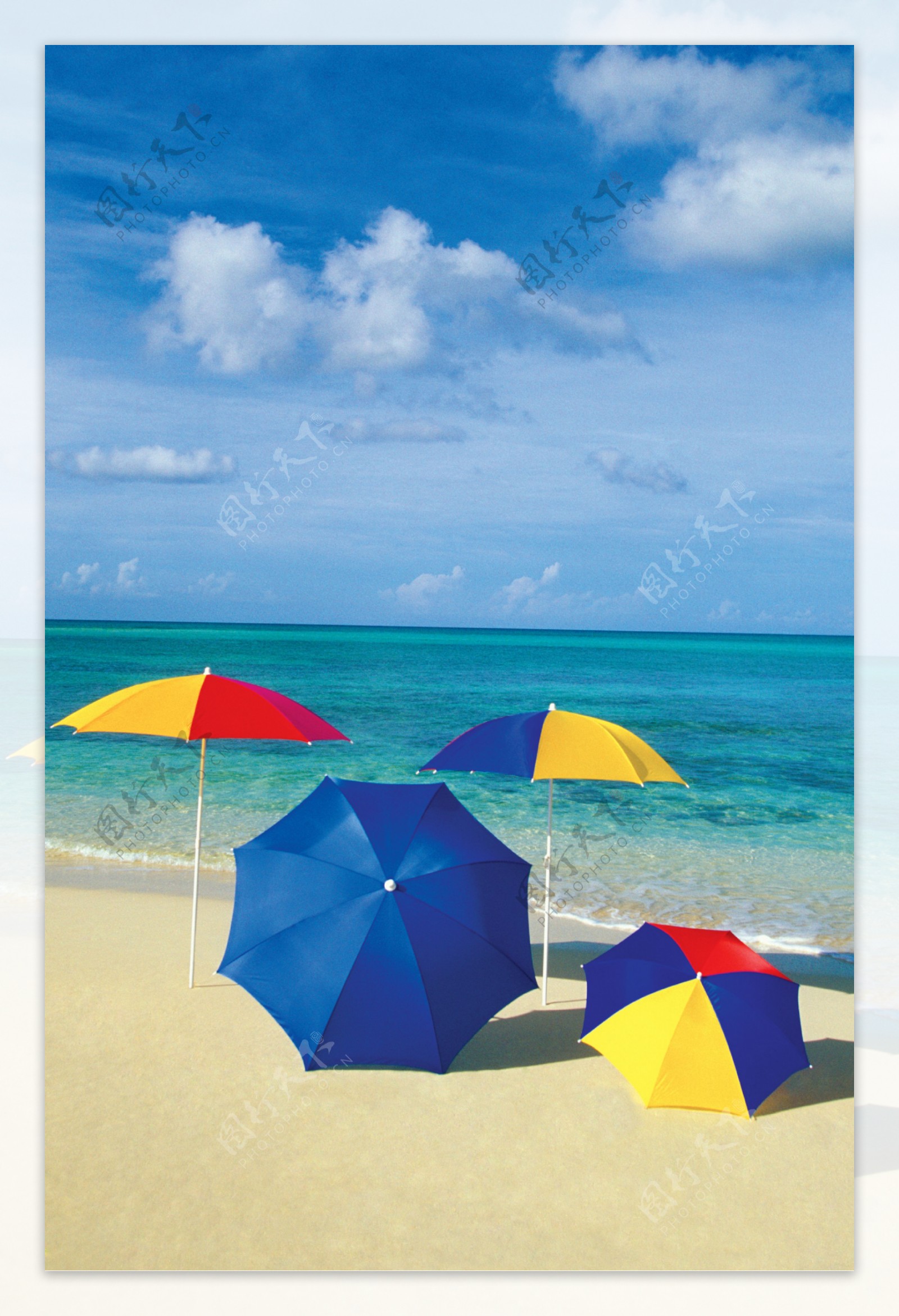 海岸上的雨伞图片