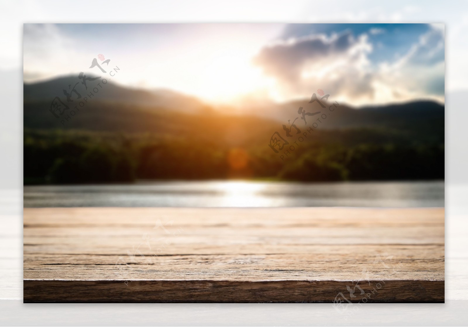 美丽湖面与木板背景图片