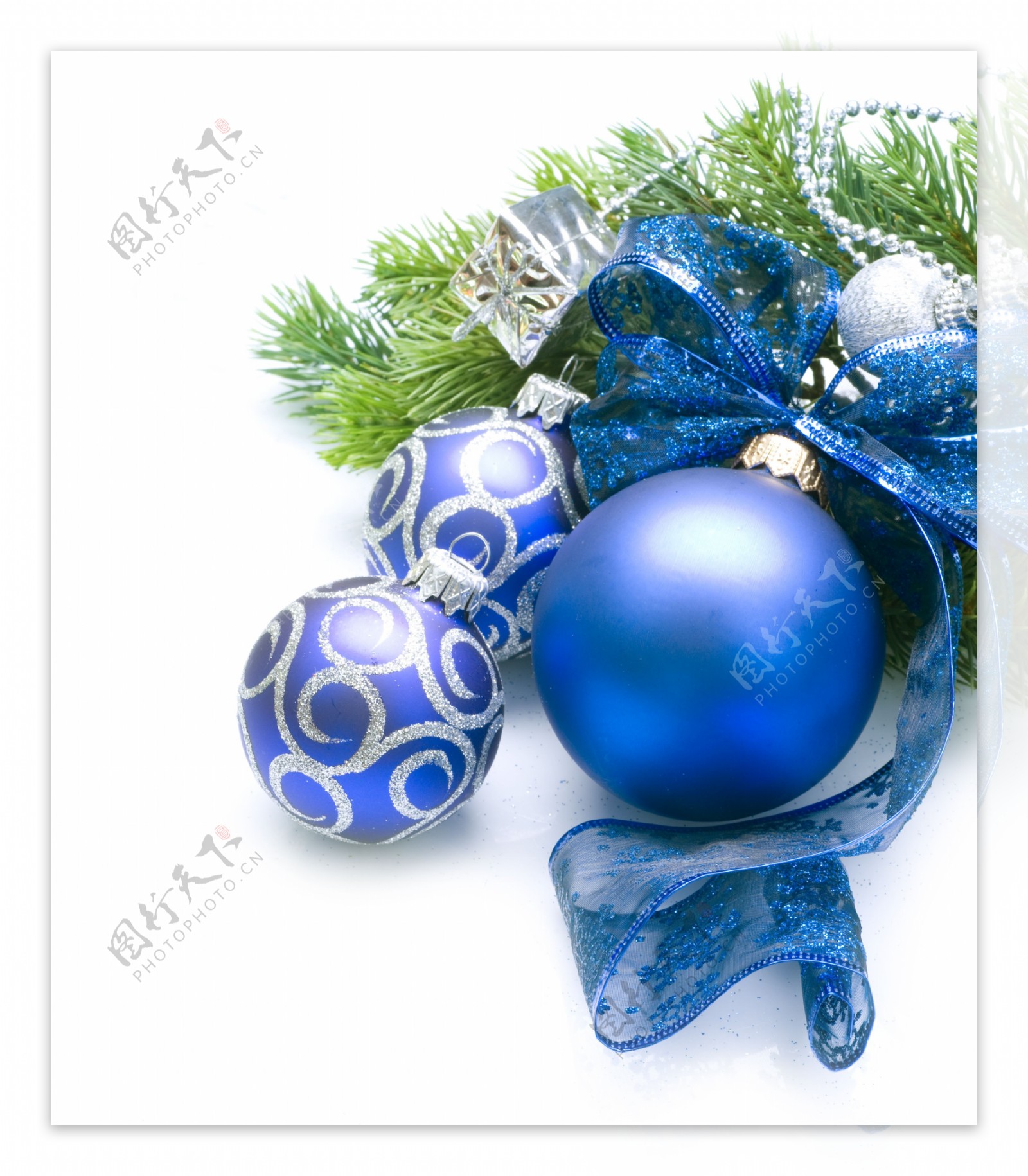 蓝色圣诞球丝带背景图片
