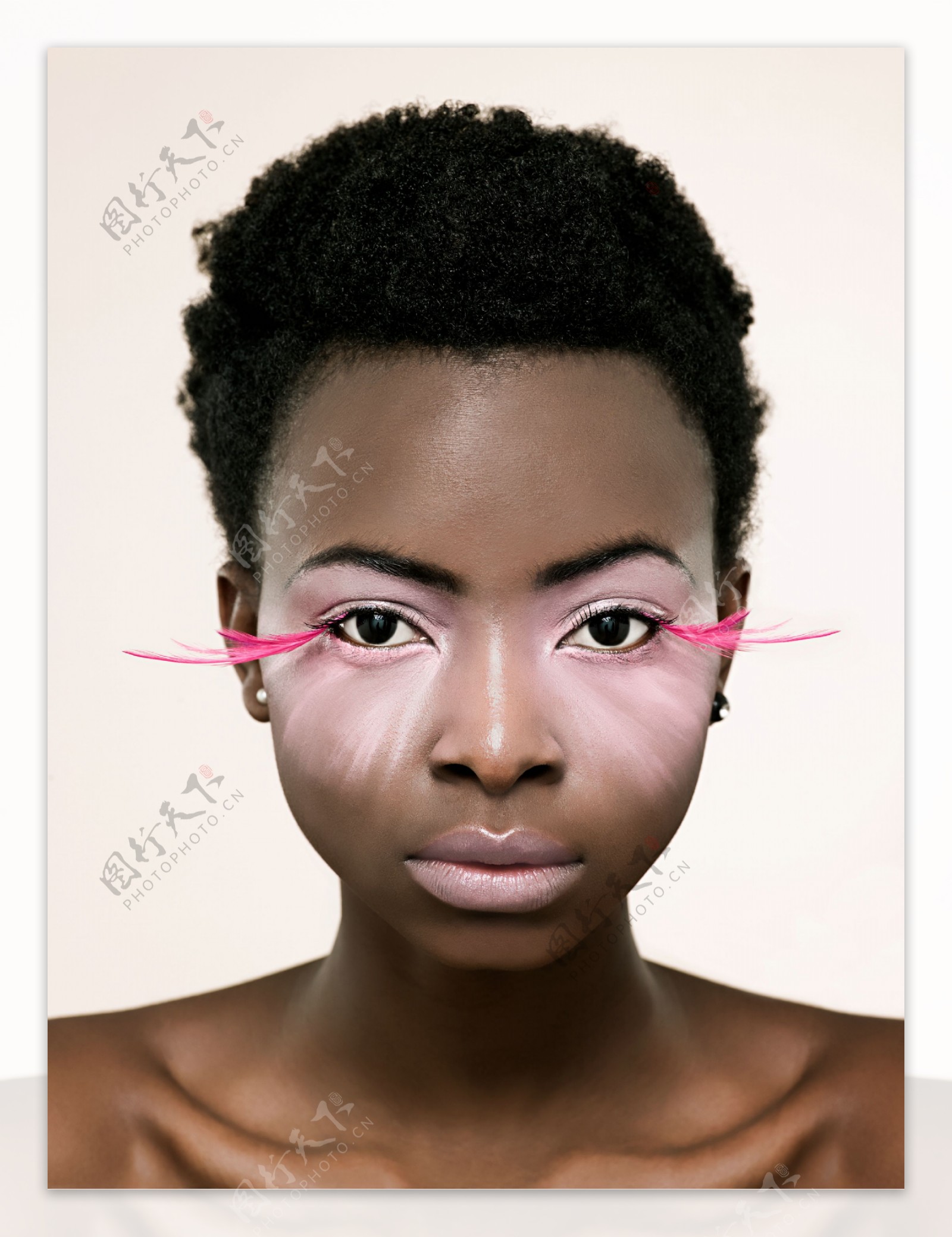 性感时尚爆炸头黑人美女写真人体摄影图片 - 站长素材