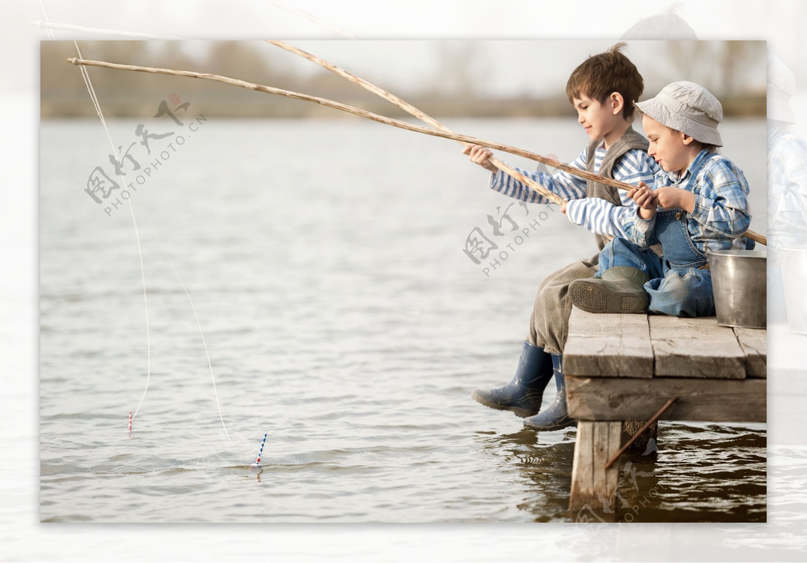 正在钓鱼的可爱孩子图片