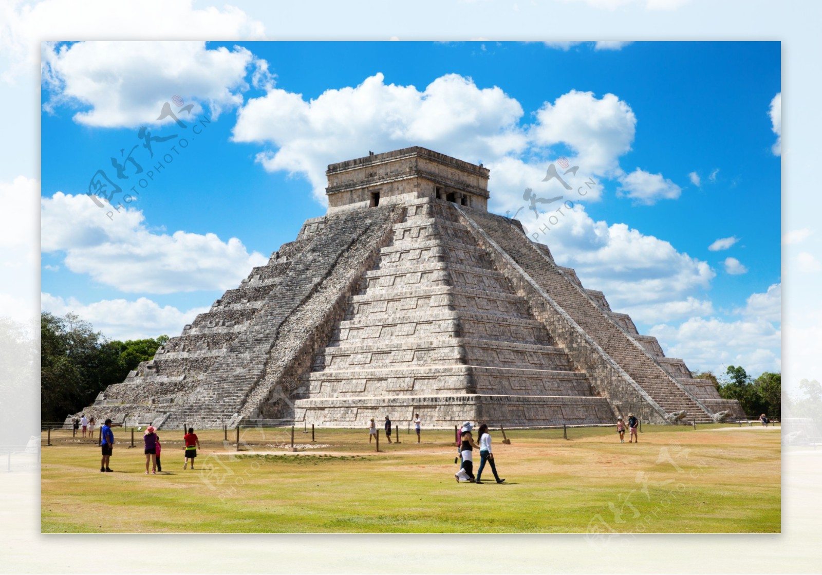 蓝天白云与墨西哥金字塔图片