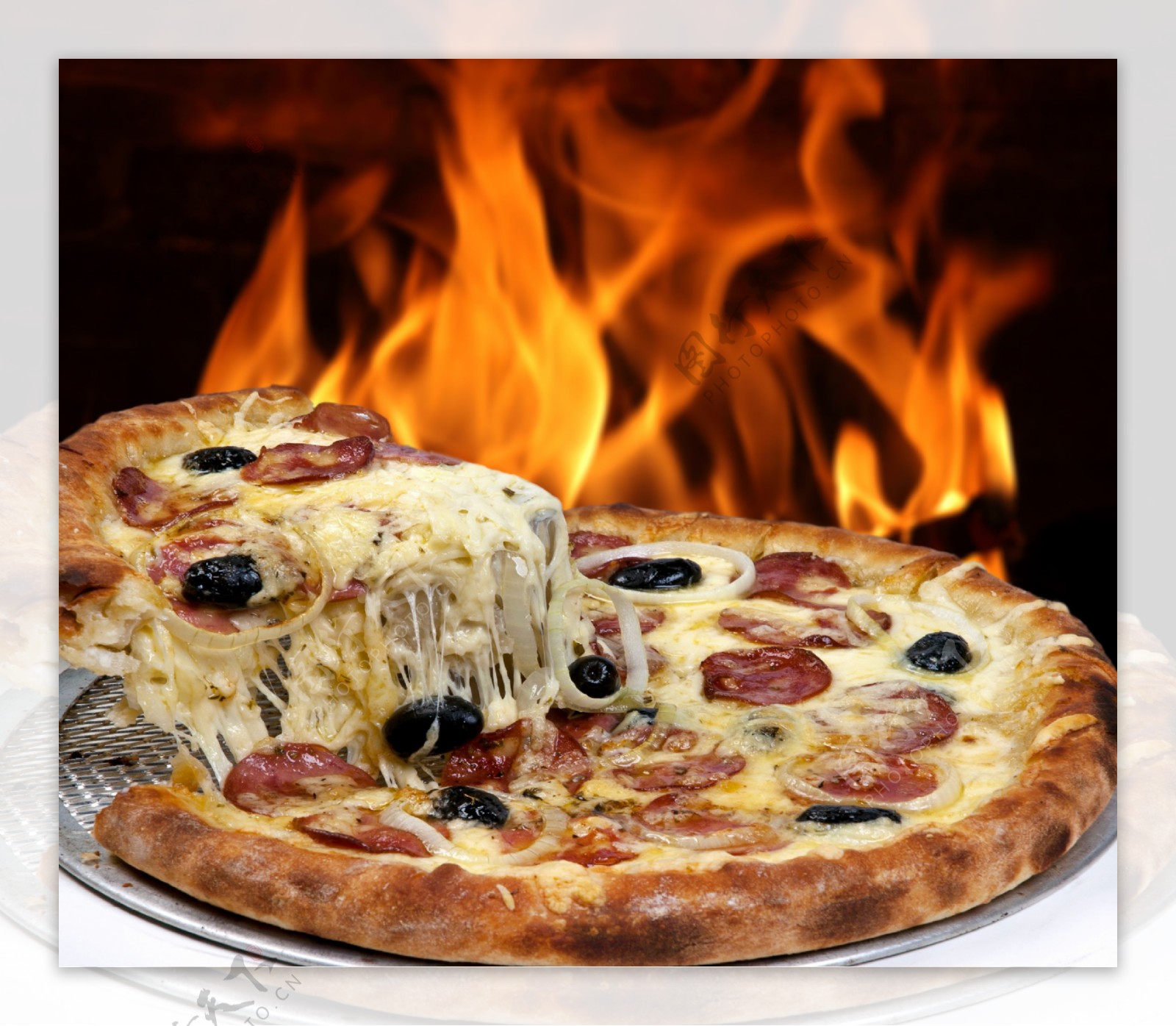 烤火旁的美味披萨图片