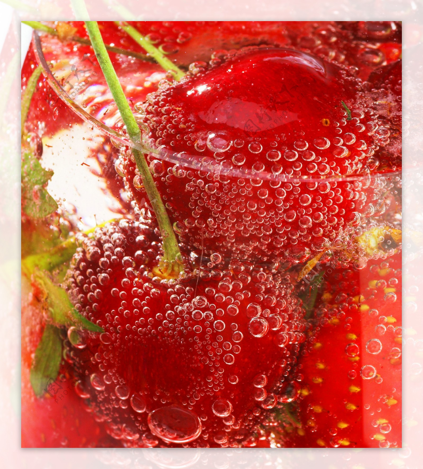 杯中新鲜草莓图片
