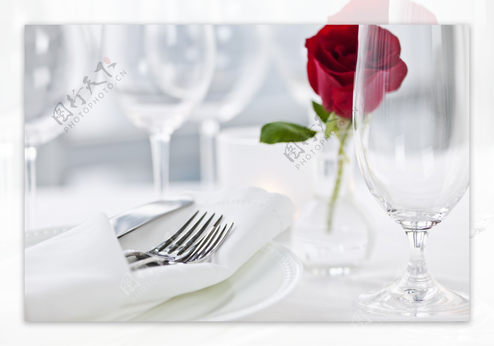 餐具与经玫瑰图片