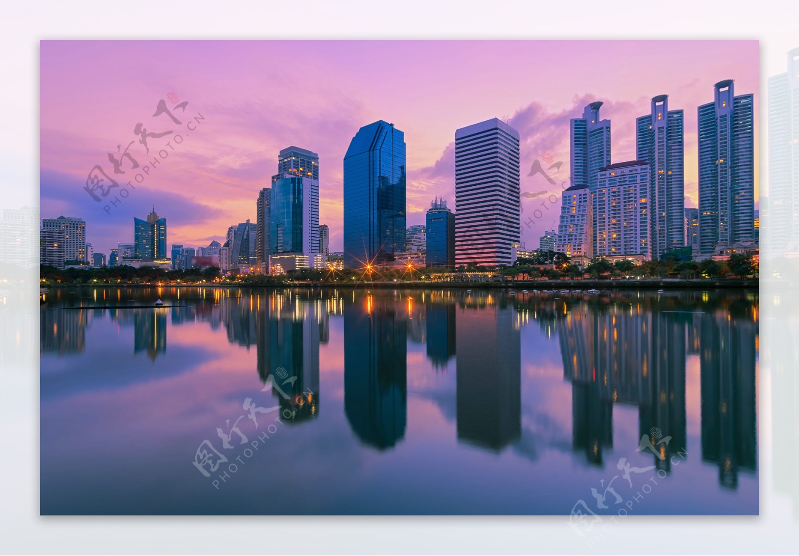 紫色天空和城市风景图片