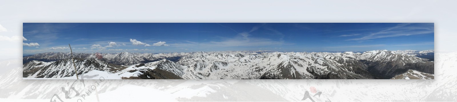 蓝天白云下白雪覆盖的群山宽幅风景图片