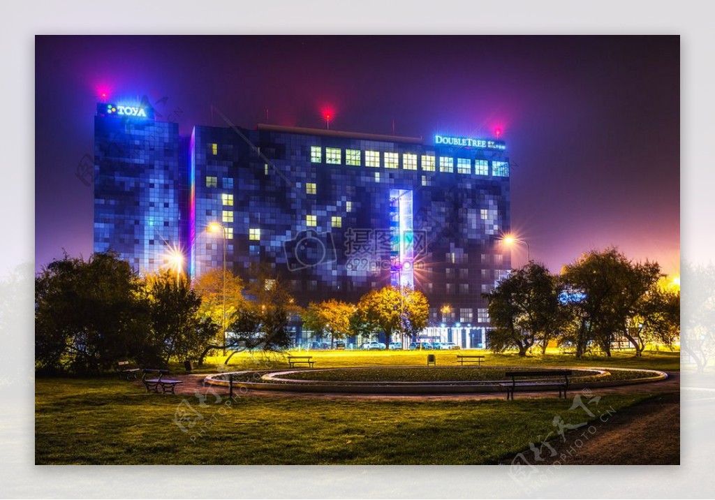 灯晚上蓝黑酒店建筑公园建筑色彩艳丽丰富多彩希尔顿