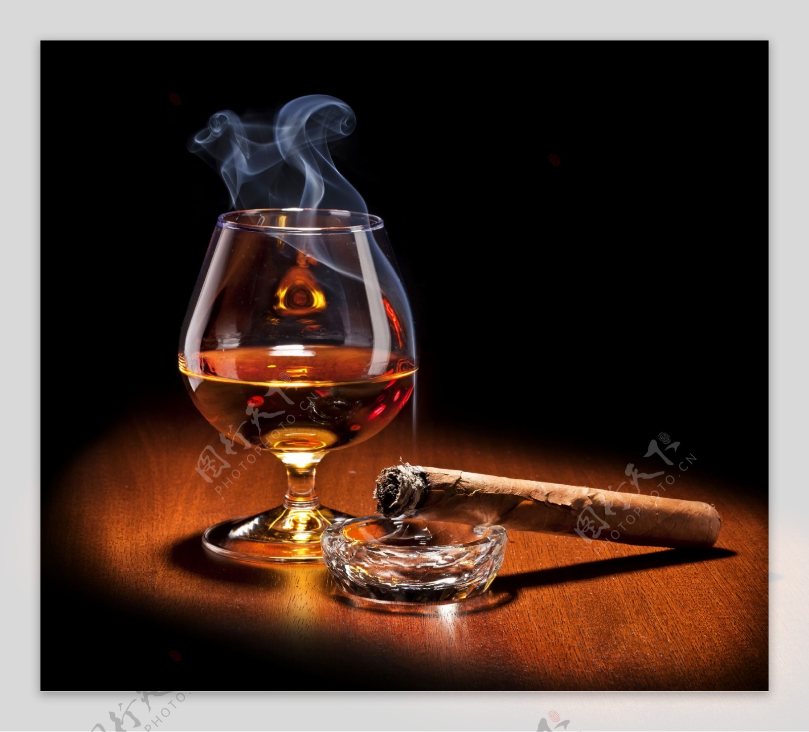 雪茄与高档洋酒图片