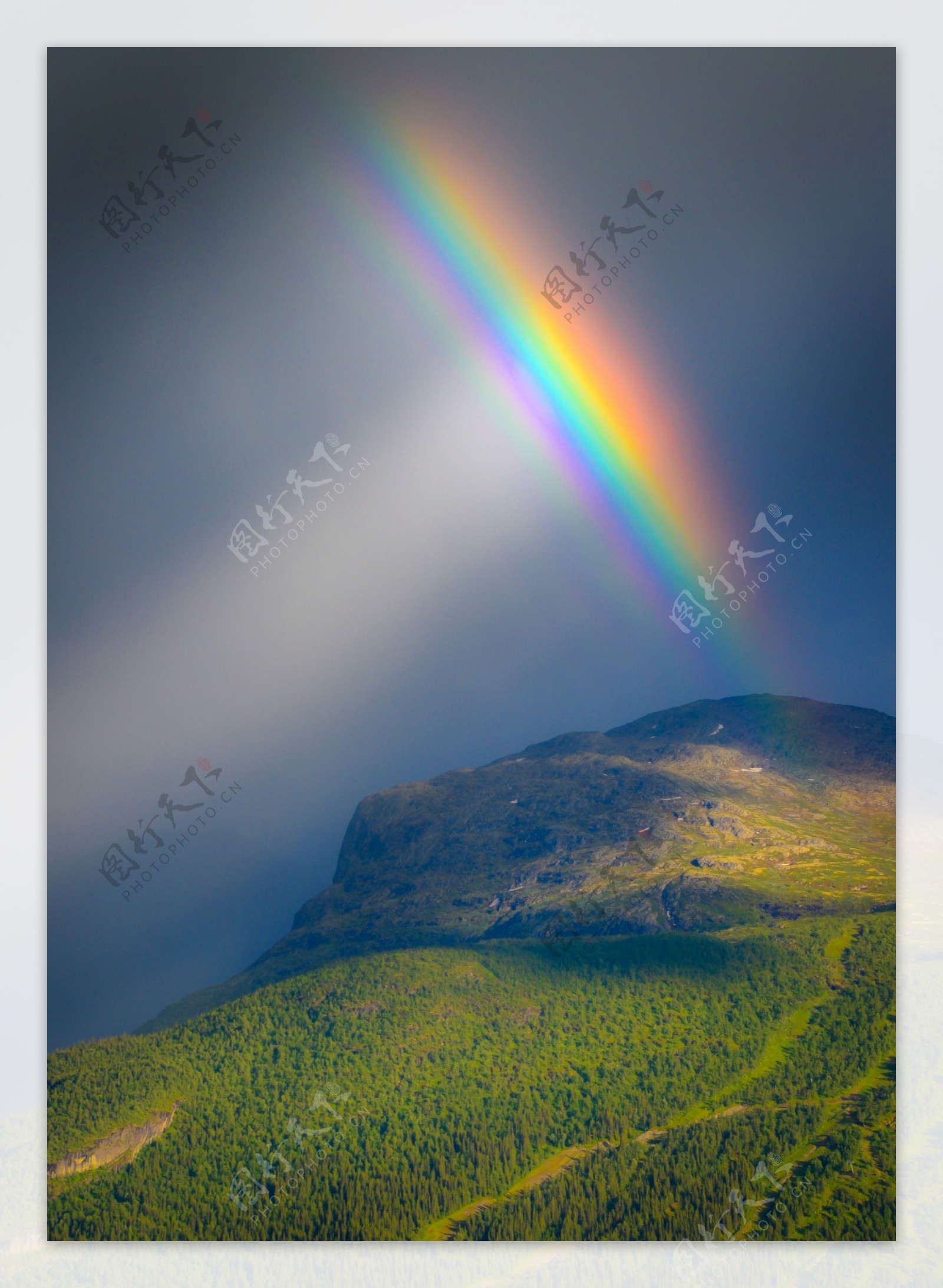 山上的美丽彩虹图片