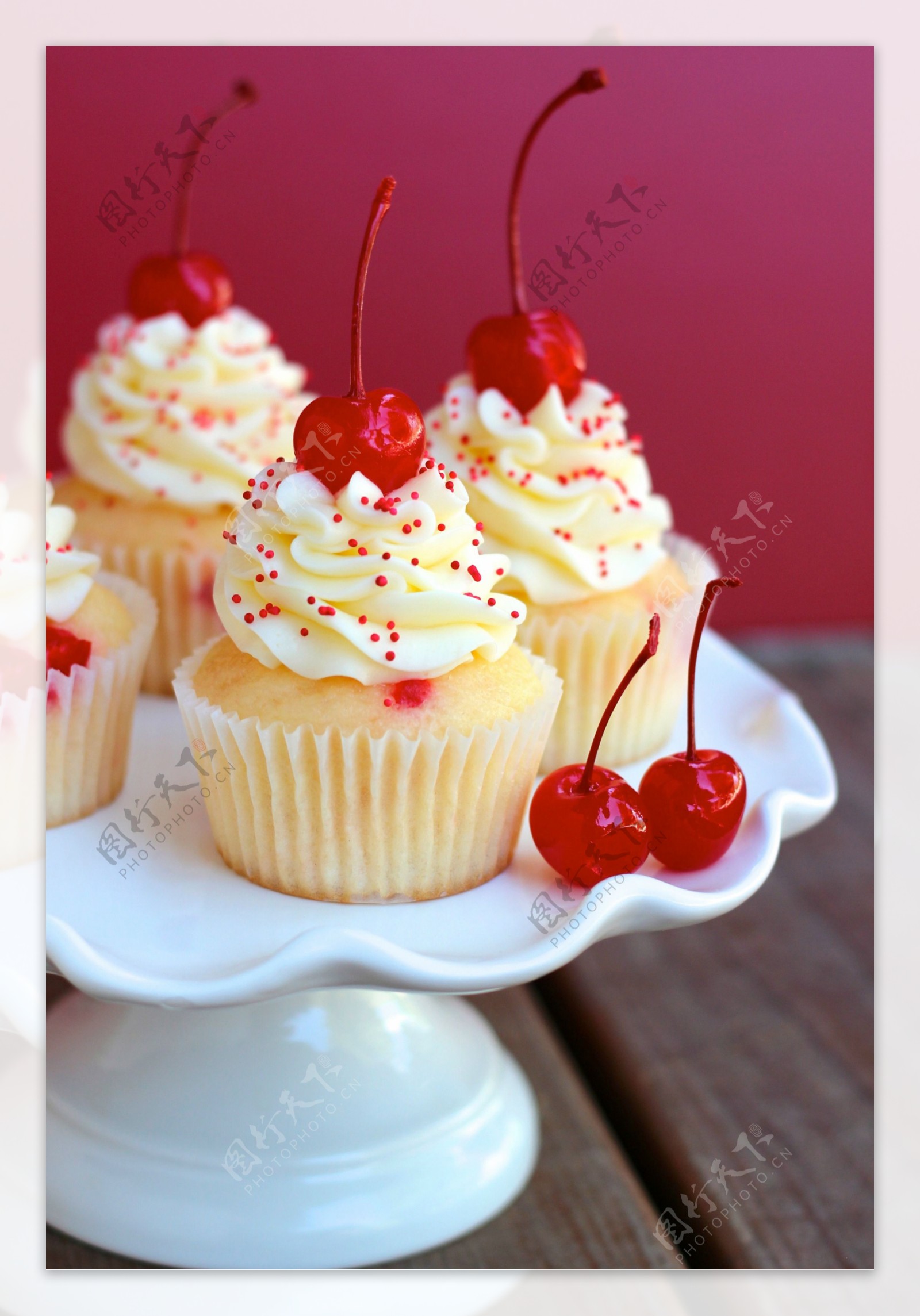 红色樱桃纸杯蛋糕图片