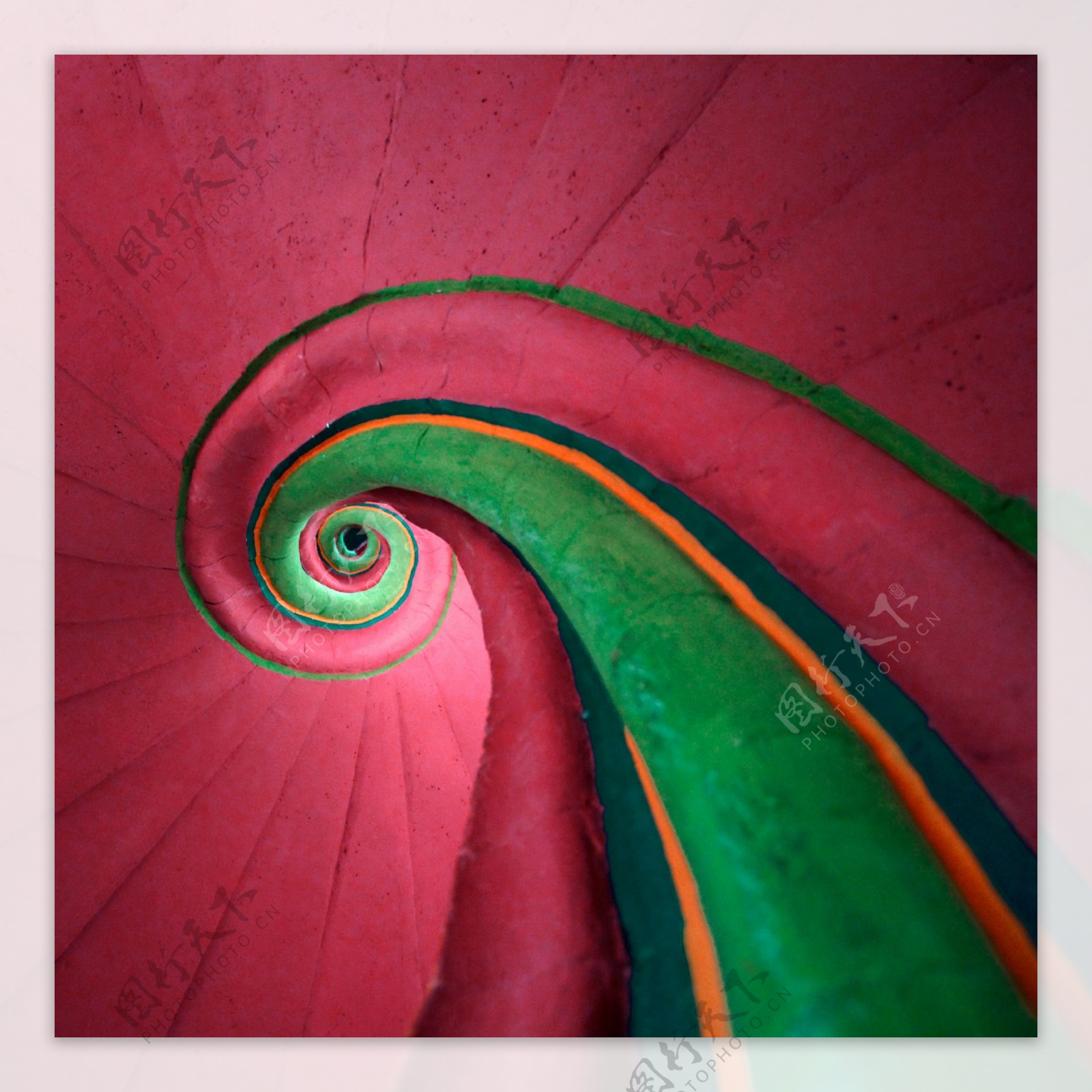 紫红色螺旋楼梯图片
