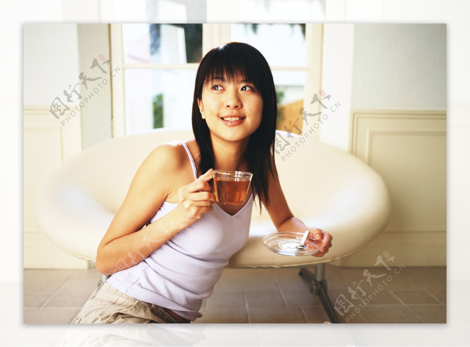 喝茶的青纯少女图片