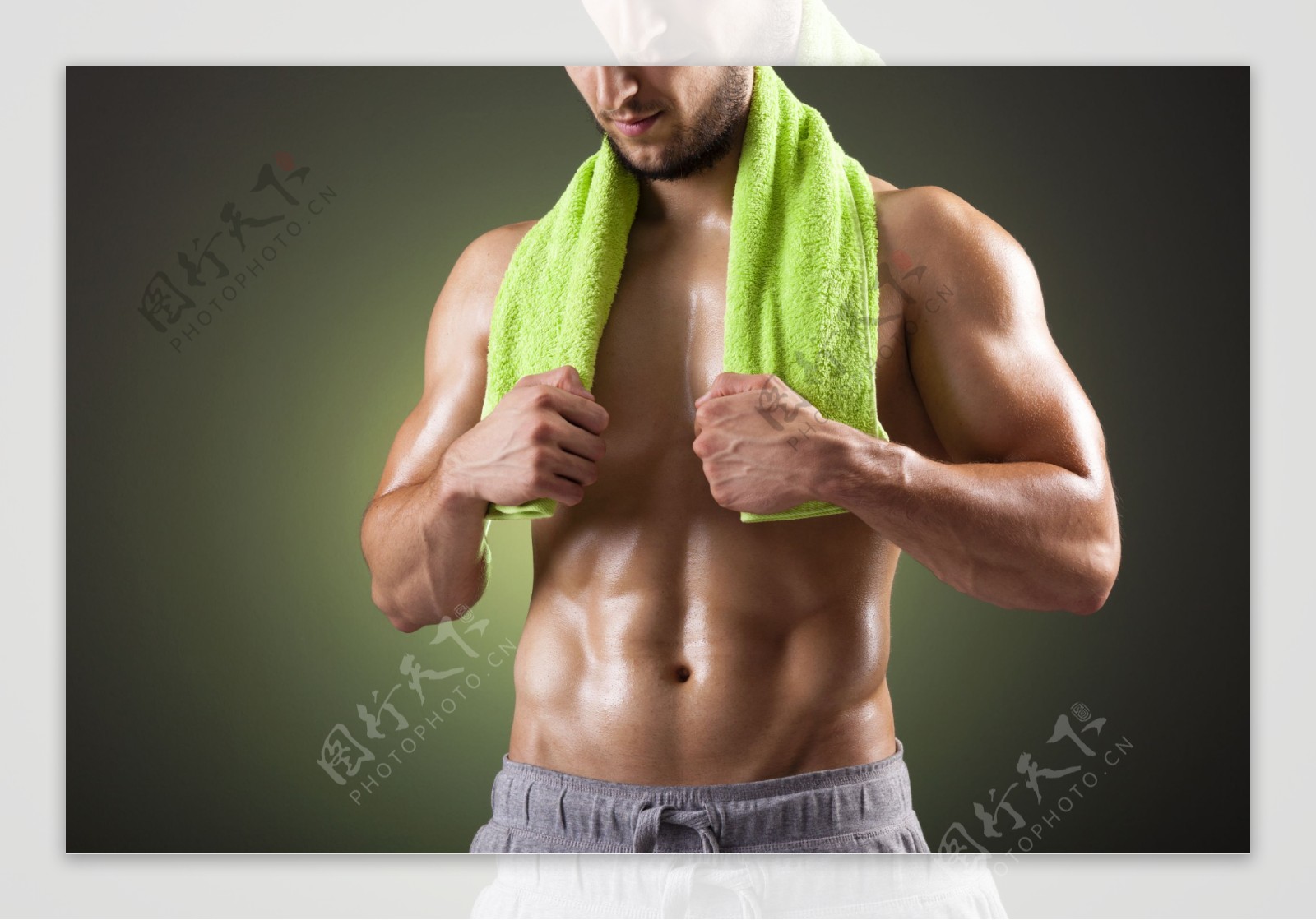 披着毛巾的肌肉男图片