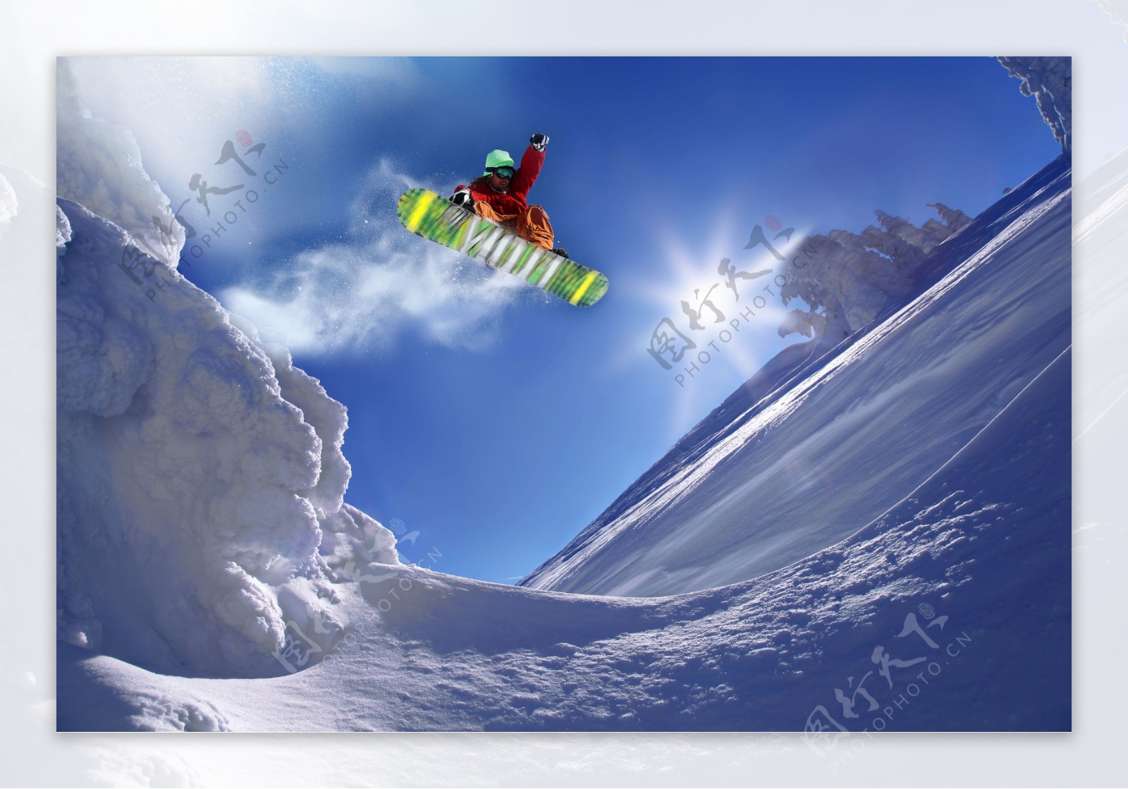 雪地上空的滑雪者图片