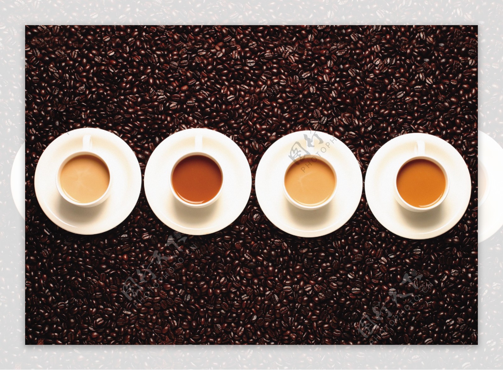 咖啡豆上的四杯咖啡图片
