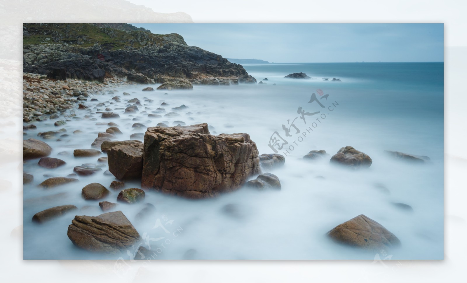 海边的石头和雾气图片