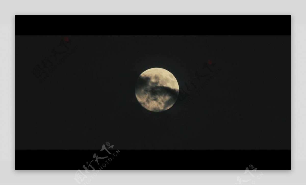 月黑风高夜晚偶尔乌云遮罩月亮高清视频实拍