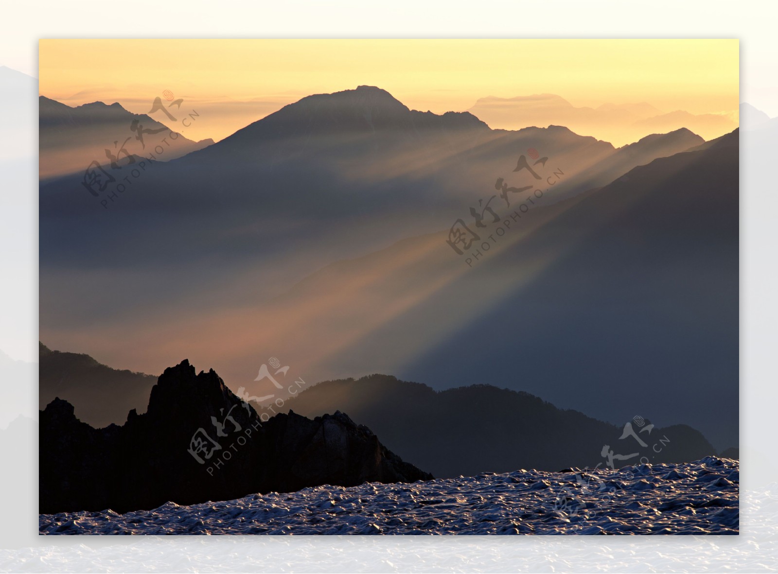 山峰清晨美景图片