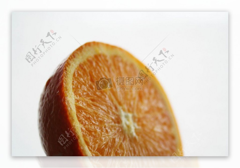 一颗切开的橙子