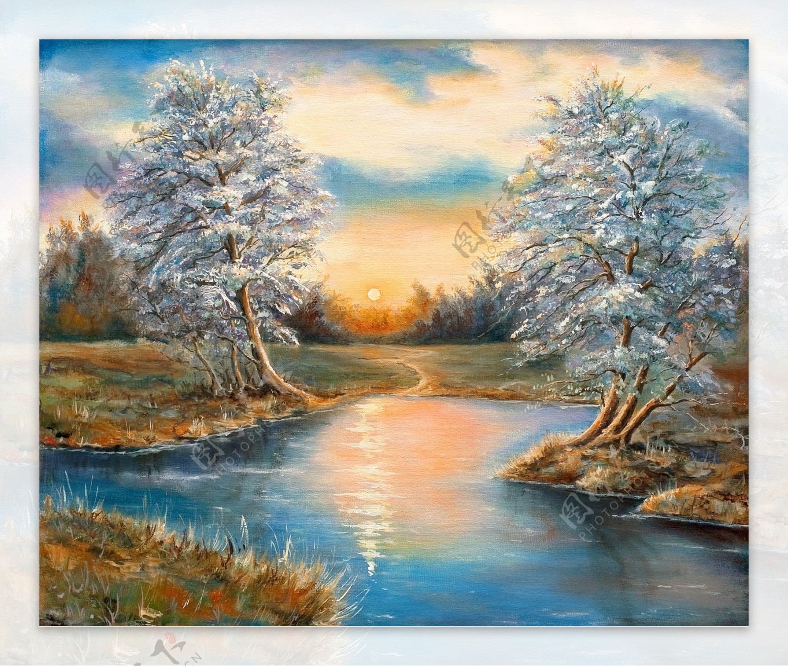 夕阳下的树木河流雪景图片