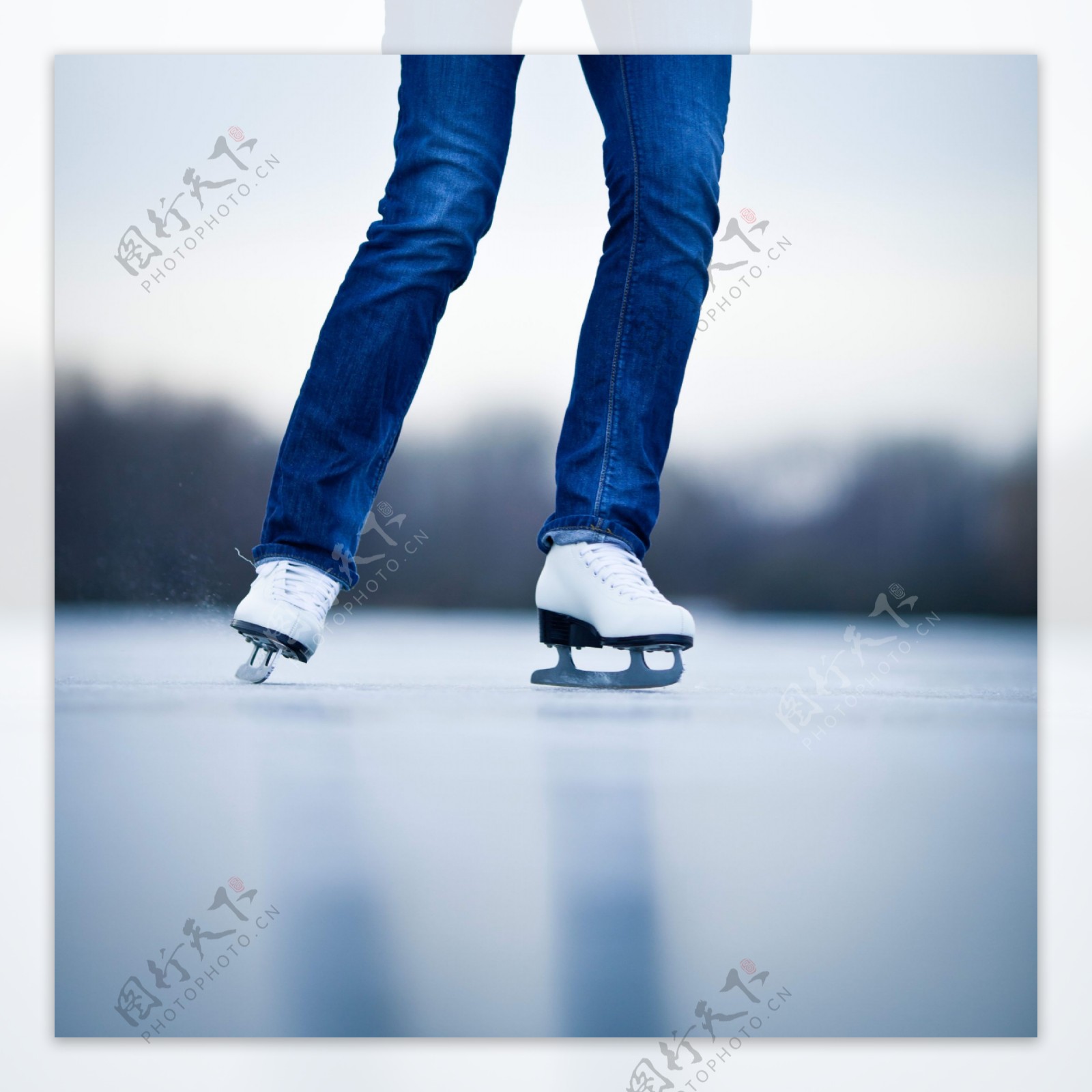 溜冰的女性图片
