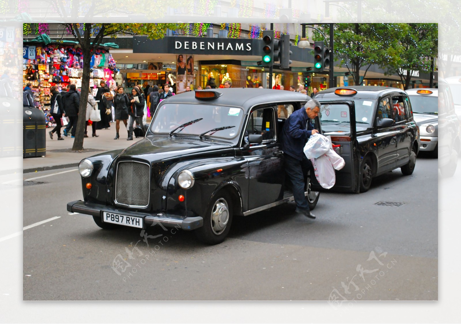 伦敦街头的出租车