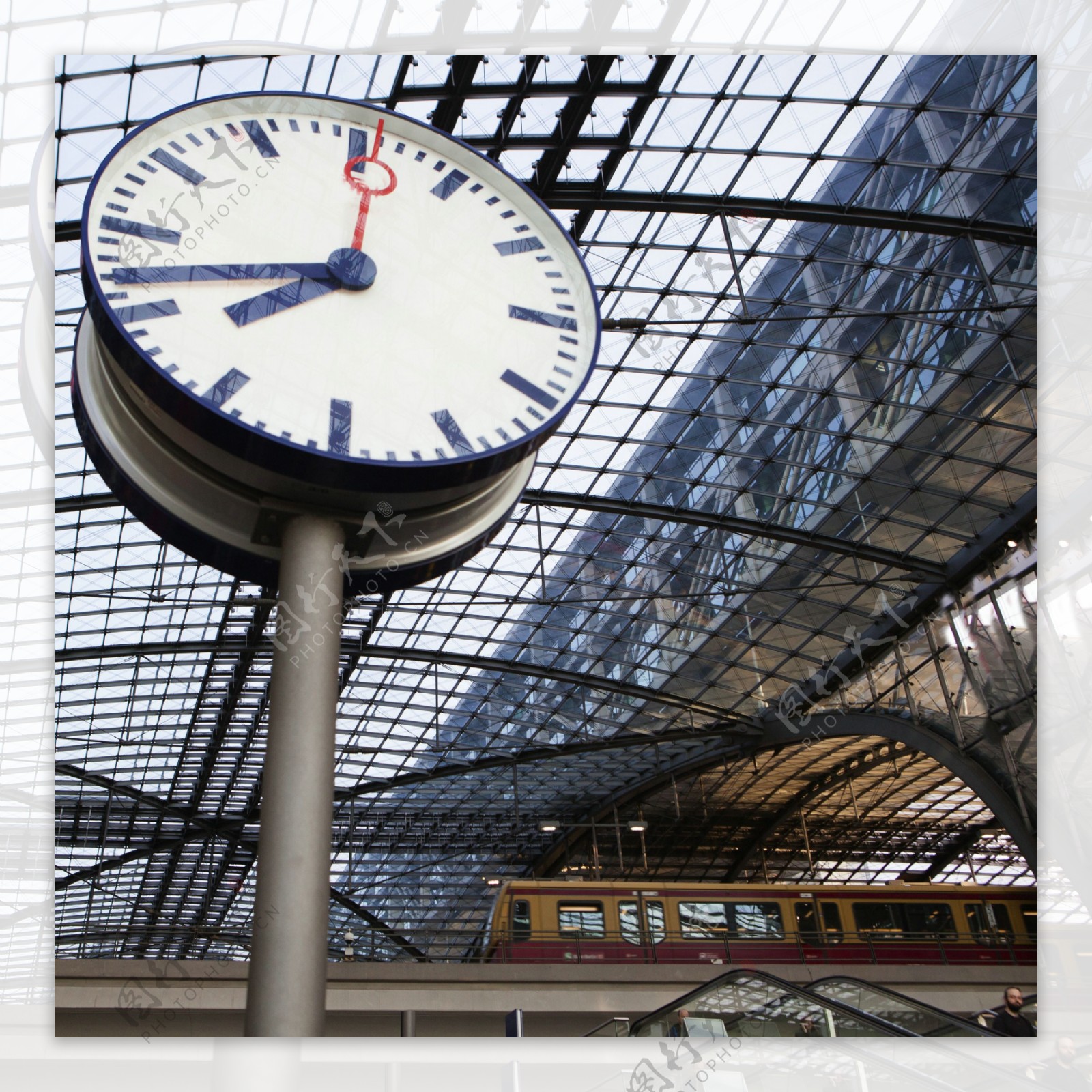 火车站的时间钟表图片